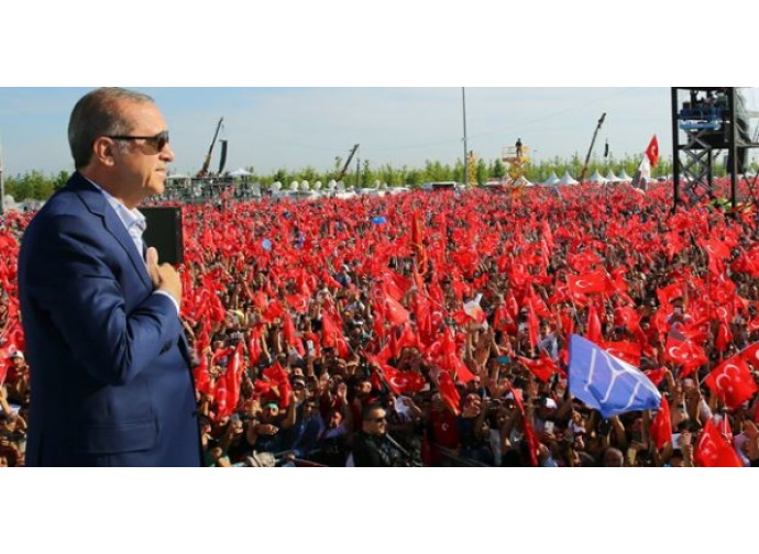 Il premier Erdogan dopo la manifestazione di piazza di domenica